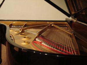 Structure harmonique et plan de cordes de piano à queue